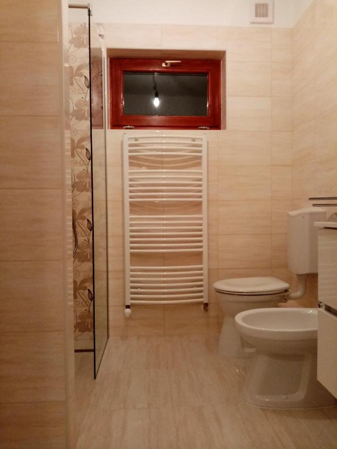 Eva Vendeghaz Villa Tata Buitenkant foto